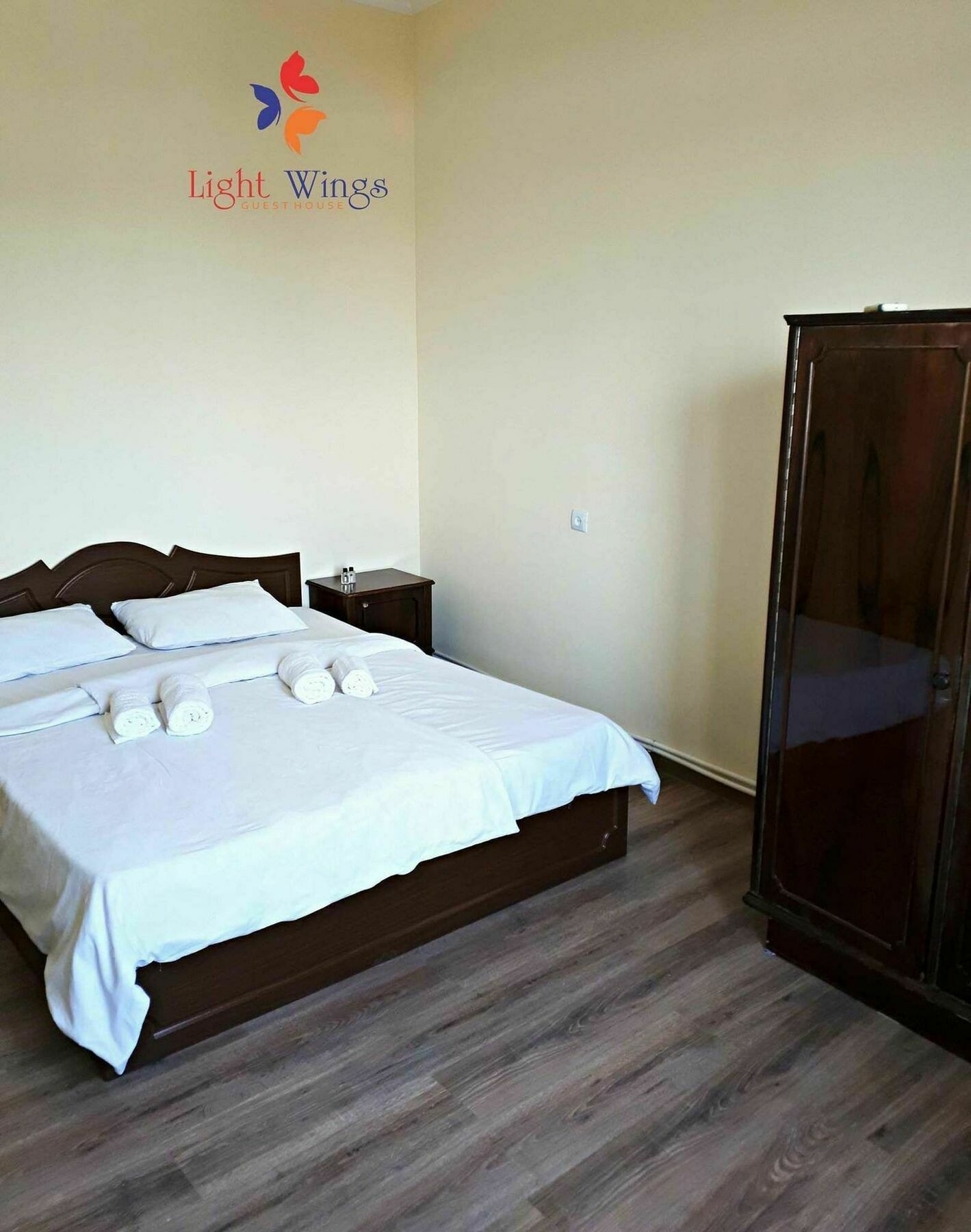 Light Wings Family Guesthouse エレバン エクステリア 写真